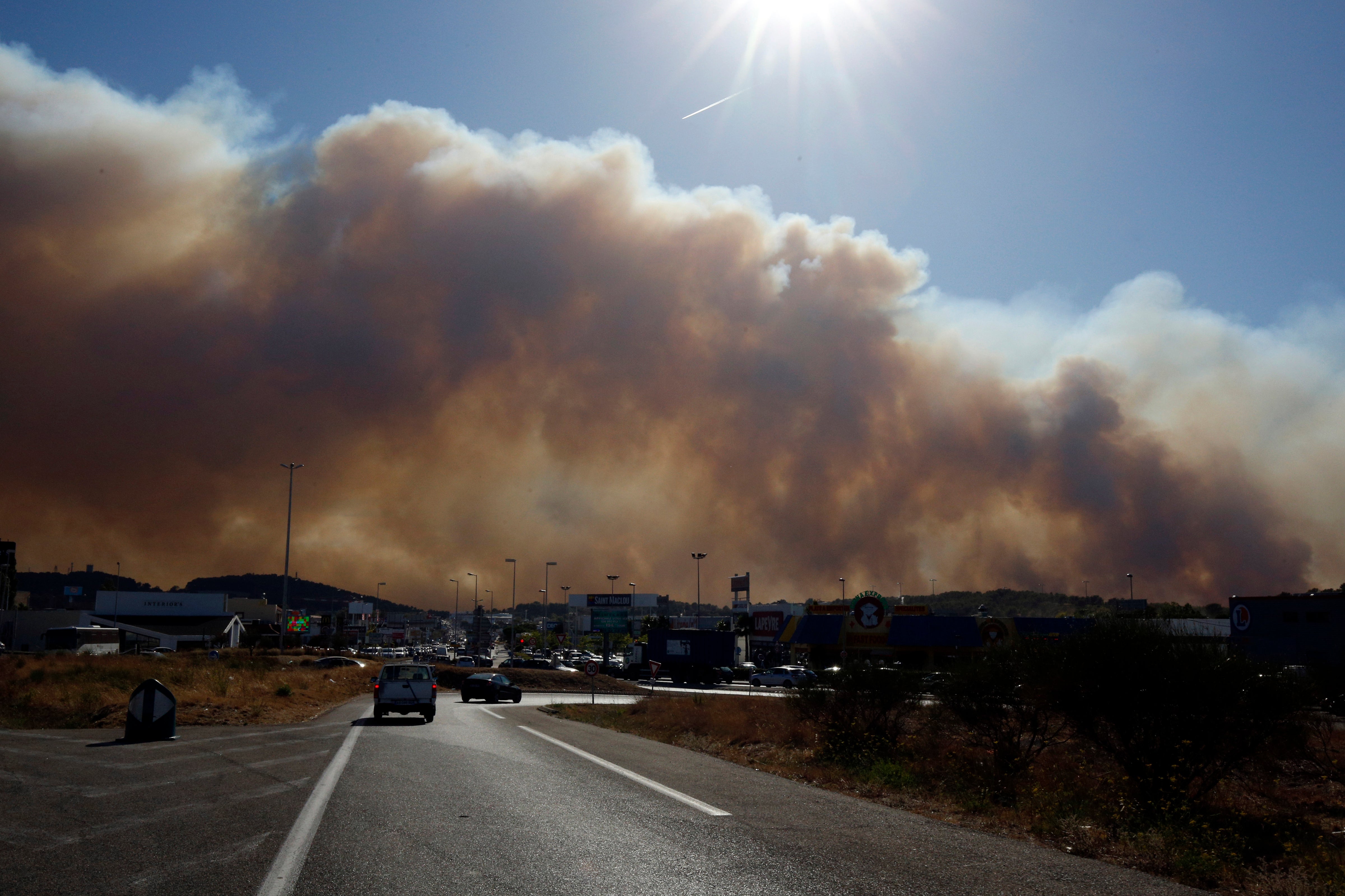 Controlados los incendios que han arrasado 3.300 hectáreas cerca de Marsella Controlados los incendios que han arrasado 3.300 hectáreas cerca de Marsella