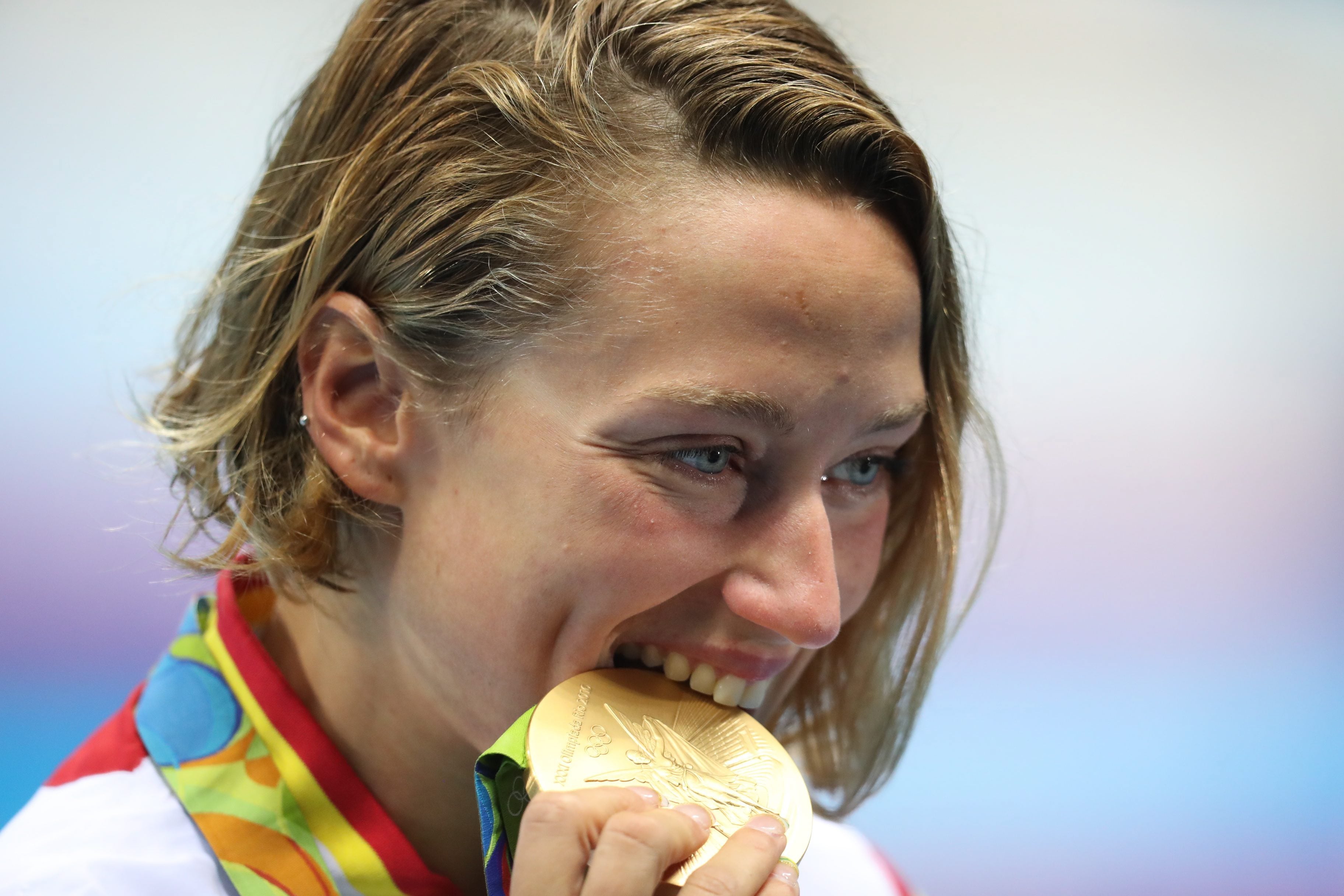 Mireia Belmonte recibe la insigna de Oro y Brillantes de la Federación Española de Natación Mireia Belmonte recibe la insigna de Oro y Brillantes de la Federación Española de Natación