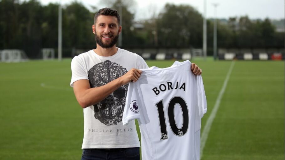 Borja Bast&oacute;n posando con la camiseta del Swansea