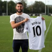 Borja Bastón posando con la camiseta del Swansea