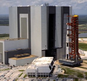 La nave Apolo 11, recién salida del Edificio de Ensamblaje de Vehículos de la NASA en mayo de 1969. La nave Apolo 11, recién salida del Edificio de Ensamblaje de Vehículos de la NASA en mayo de 1969.