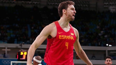 Pau Gasol celebrando un 2+1 ante Nigeria