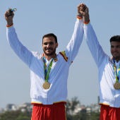 Saúl Craviotto y Cristian Toro celebran la medalla de oro