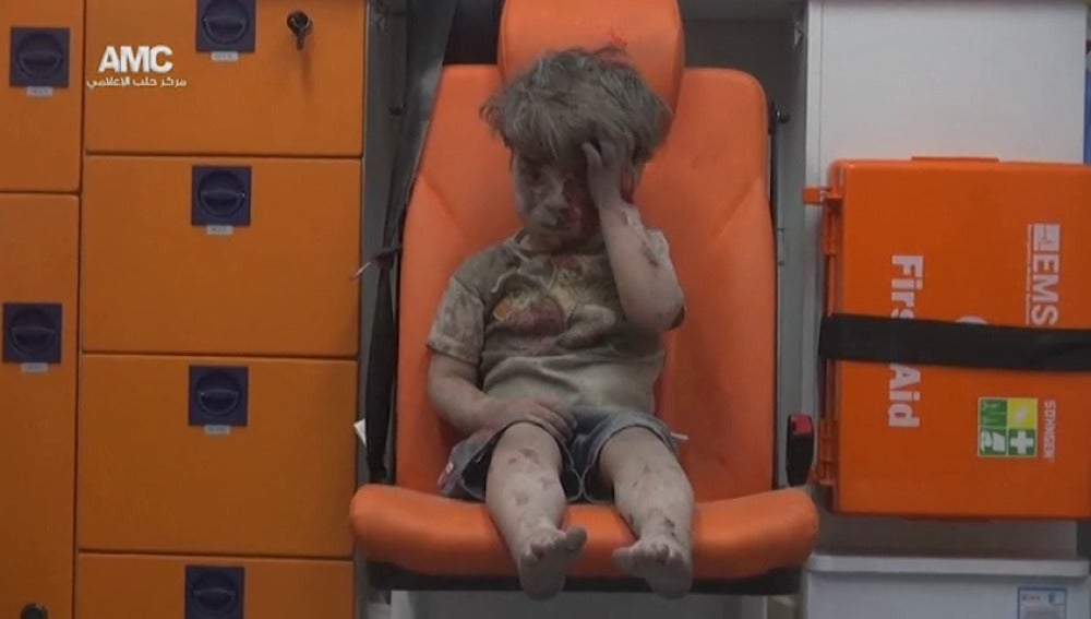 Omran, un niño de cinco años, sobrevive a los bombardeos sobre Alepo 