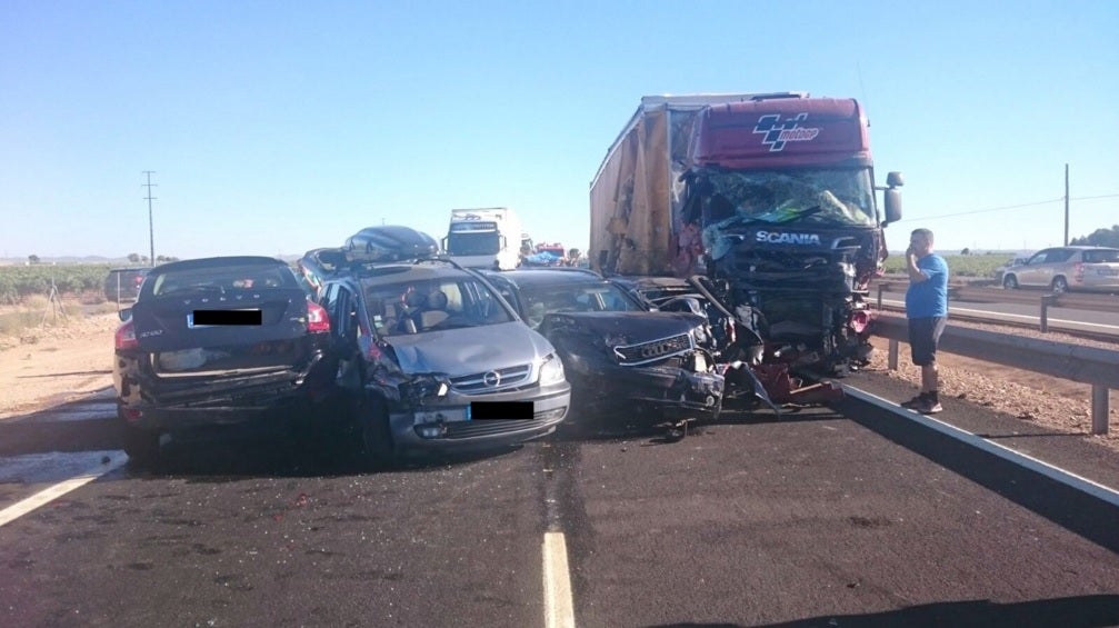 Al menos dos muertos y 39 heridos en un accidente en cadena en Manzanares Al menos dos muertos y 39 heridos en un accidente en cadena en Manzanares