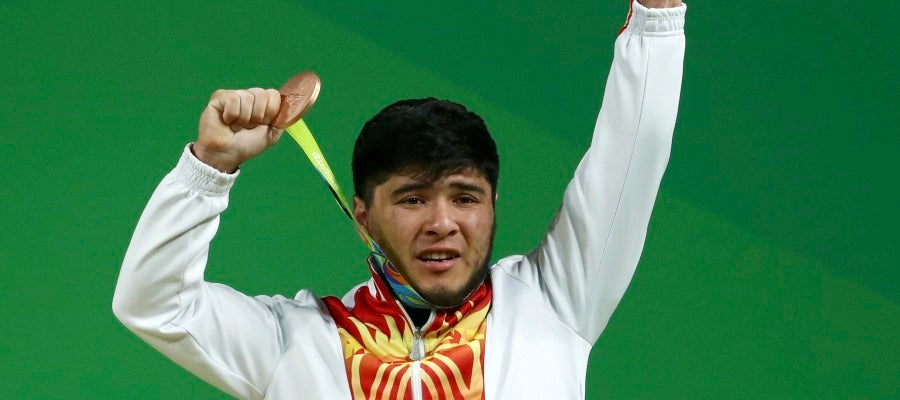 Izzat Artykov, con su medalla de bronce Izzat Artykov, con su medalla de bronce