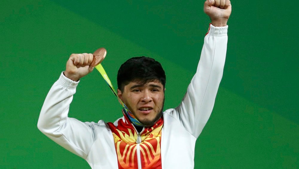 Izzat Artykov, con su medalla de bronce