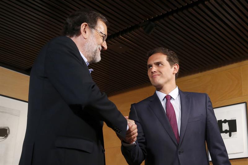 Rajoy y Rivera cerraron anoche un pacto de 29.000 millones de euros de gasto Rajoy y Rivera cerraron anoche un pacto de 29.000 millones de euros de gasto