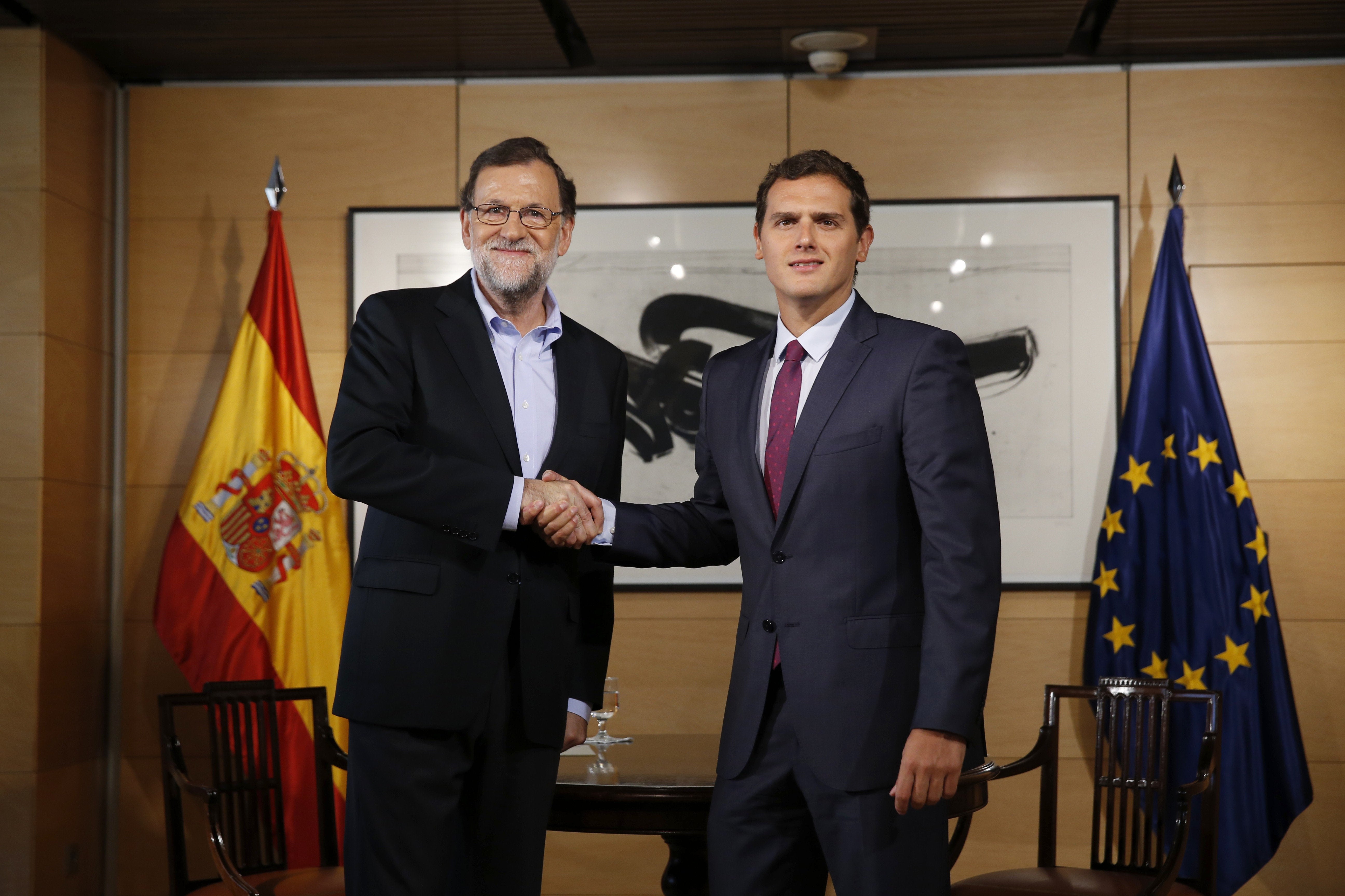 Rajoy y Rivera hablan para dar un impulso a la negociación Rajoy y Rivera hablan para dar un impulso a la negociación