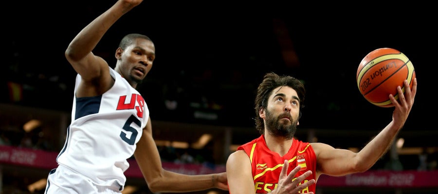 Juan Carlos Navarro lanza a canasta ante la defensa de Kevin Durant en la final de Londres 2012 Juan Carlos Navarro lanza a canasta ante la defensa de Kevin Durant en la final de Londres 2012