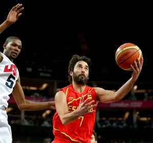 Juan Carlos Navarro lanza a canasta ante la defensa de Kevin Durant en la final de Londres 2012 Juan Carlos Navarro lanza a canasta ante la defensa de Kevin Durant en la final de Londres 2012