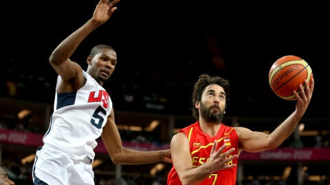 Juan Carlos Navarro lanza a canasta ante la defensa de Kevin Durant en la final de Londres 2012