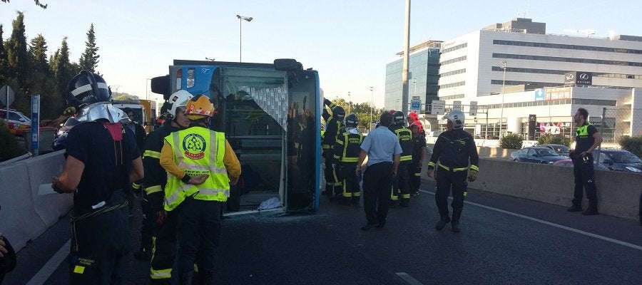 Autobús de la EMT que ha volcado en Madrid dejando 14 heridos leves Autobús de la EMT que ha volcado en Madrid dejando 14 heridos leves