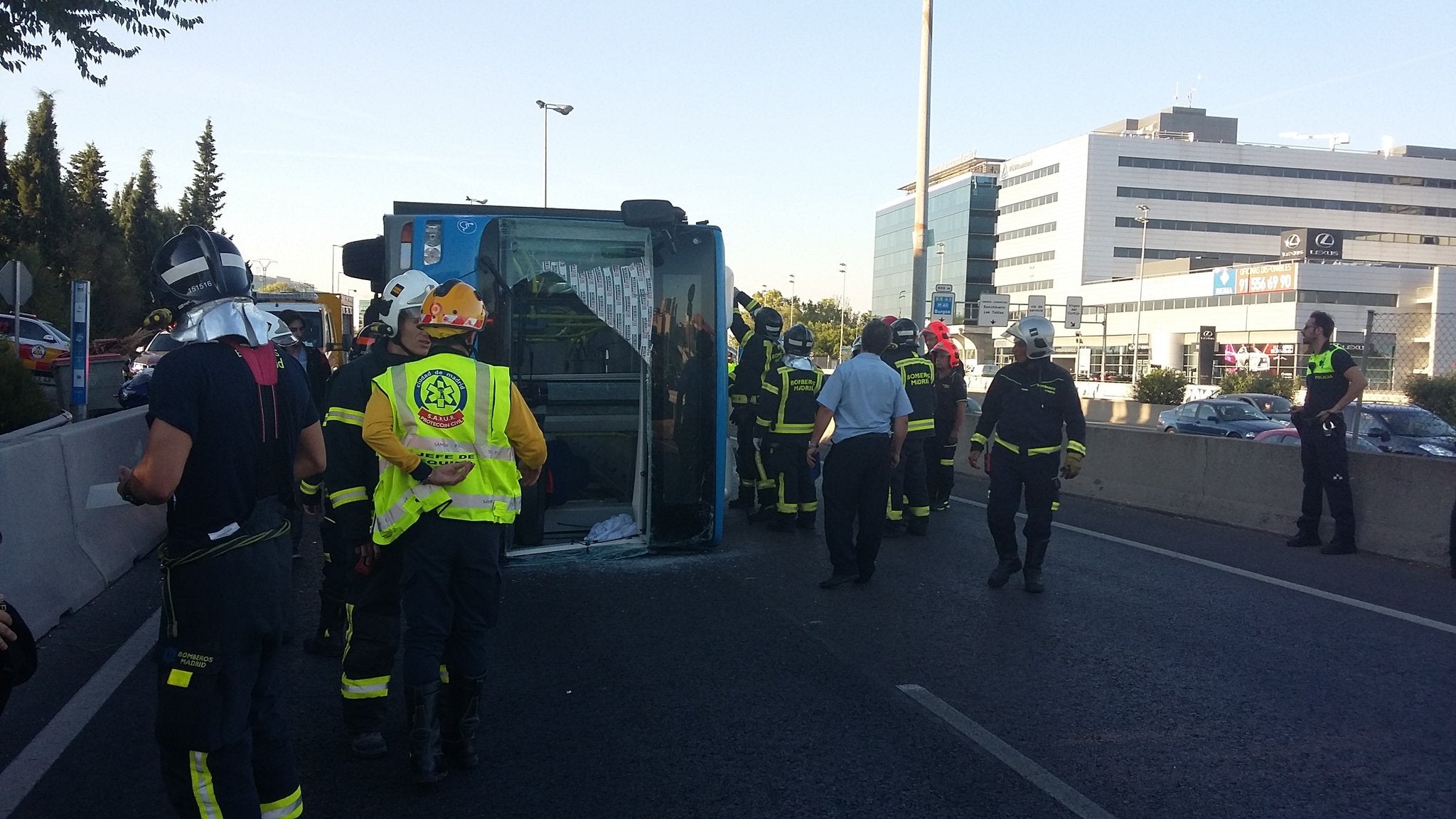 14 heridos leves al volcar un autobús de la EMT en el nudo de Manoteras 14 heridos leves al volcar un autobús de la EMT en el nudo de Manoteras