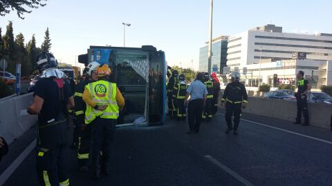 Autob&uacute;s de la EMT que ha volcado en Madrid dejando 14 heridos leves