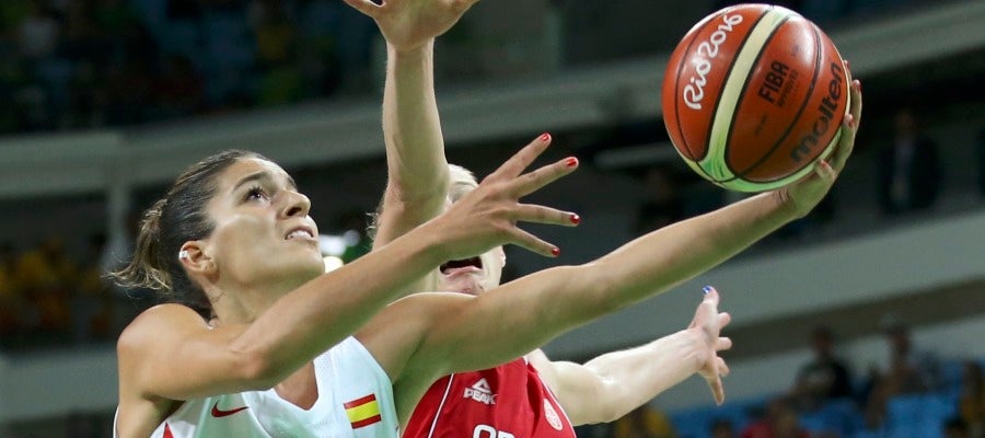 Marta Xargay intenta anotar ante la defensa de Danielle Page Marta Xargay intenta anotar ante la defensa de Danielle Page