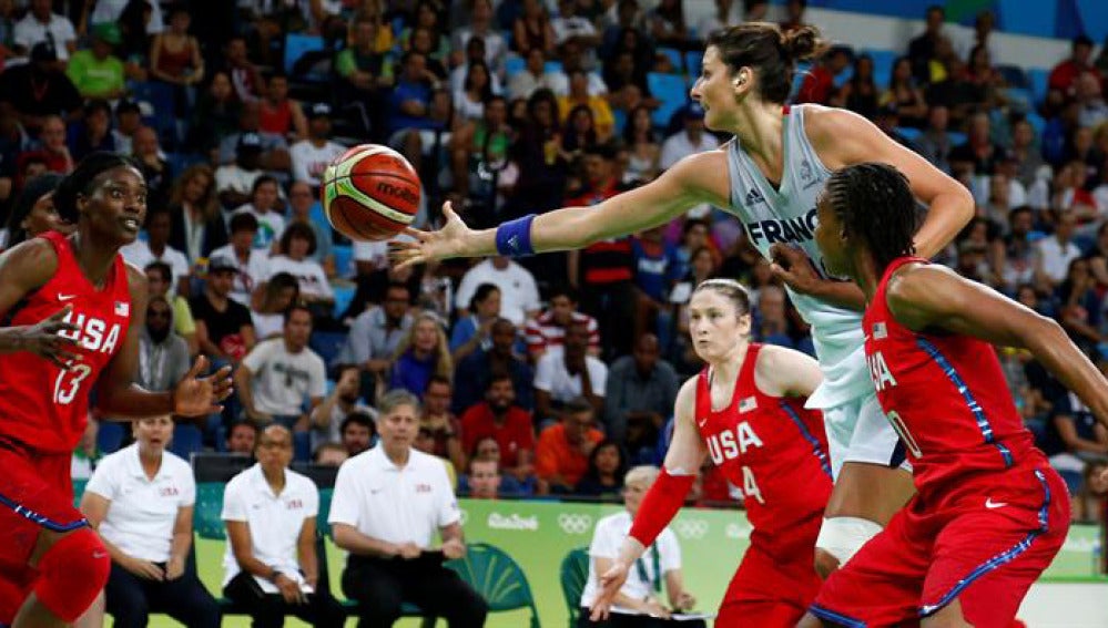 Imagen del partido entre EEUU y Francia en baloncesto femenino