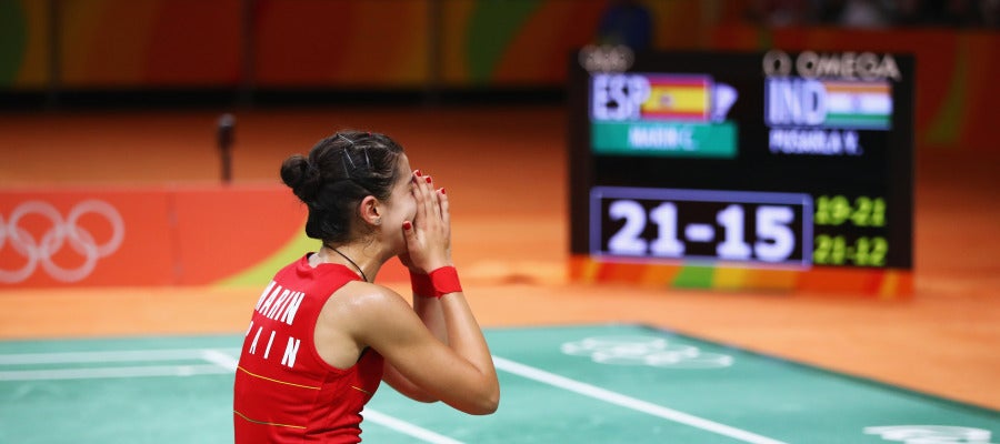 Carolina Marín, llorando sobre la pista Carolina Marín, llorando sobre la pista