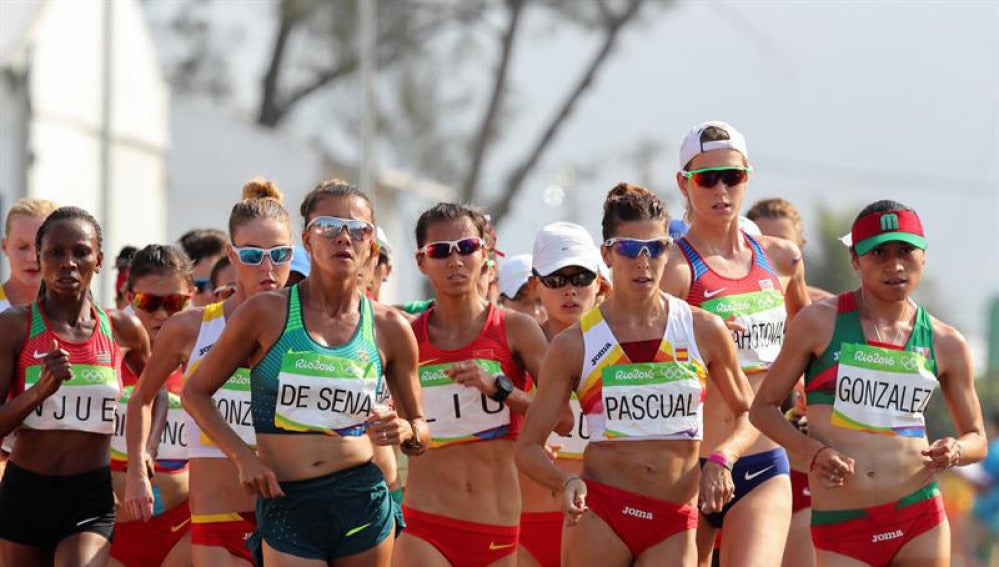  La atleta española Beatriz Pascual (3d) participa en la competencia de marcha 20km femenino