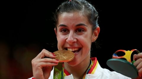 Carolina Mar&iacute;n muerde su medalla de oro