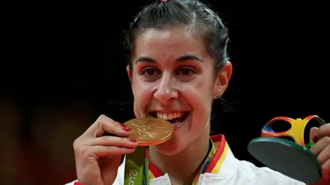 Carolina Marín muerde su medalla de oro Carolina Marín muerde su medalla de oro