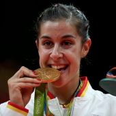 Carolina Marín muerde su medalla de oro