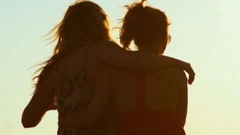 Dos mujeres de espaldas