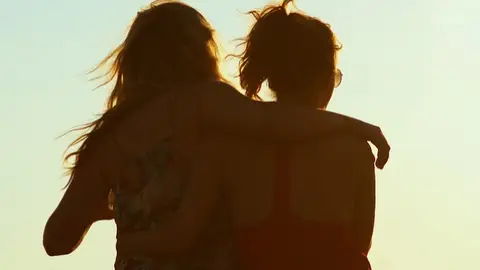 Dos mujeres de espaldas Dos mujeres de espaldas