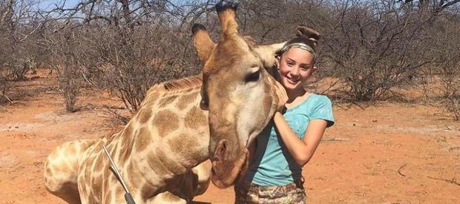 Aryanna Gourdin posa con una jirafa muerta Aryanna Gourdin posa con una jirafa muerta