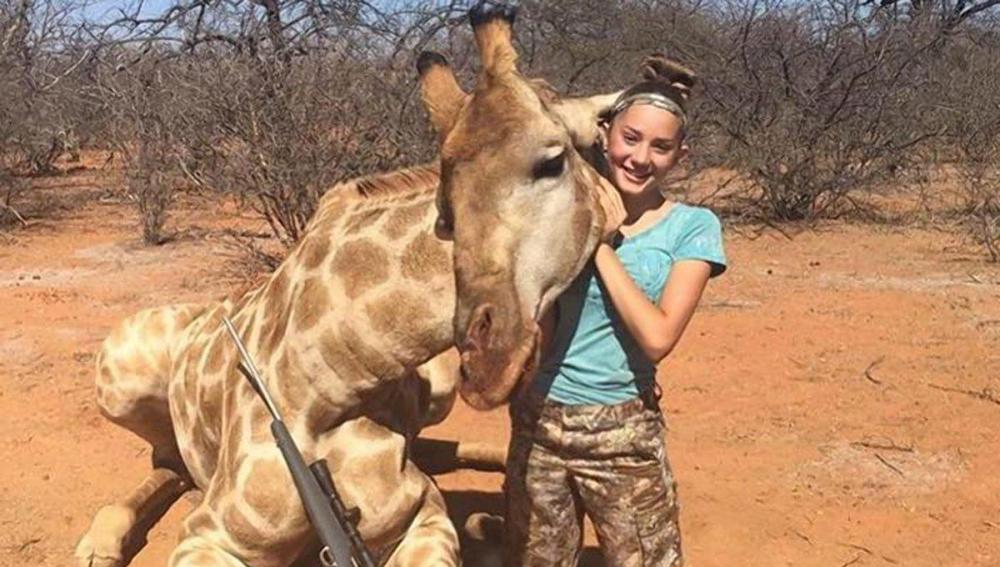 Aryanna Gourdin posa con una jirafa muerta