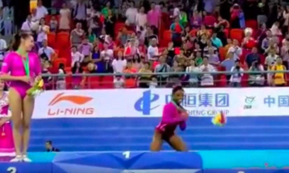 El divertido vídeo de Biles huyendo de una abeja en una entrega de medallas El divertido vídeo de Biles huyendo de una abeja en una entrega de medallas