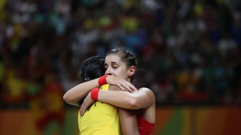 Carolina Mar&iacute;n abraza a Venkata Shindu