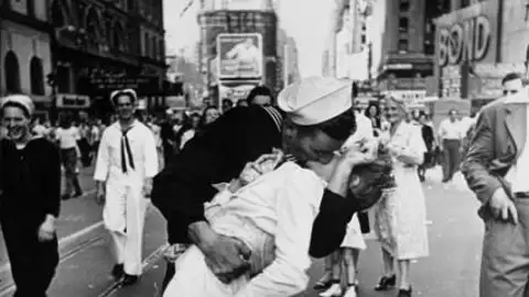 El beso El 14 de agosto de 1945 las tropas aliadas vencen a Japón y se finaliza la II Guerra Mundial. A modo de celebración, un marinero que llegaba de la guerra besa a una enfermera a quien no conocía. Esta foto fue publicada en la revista Life.
