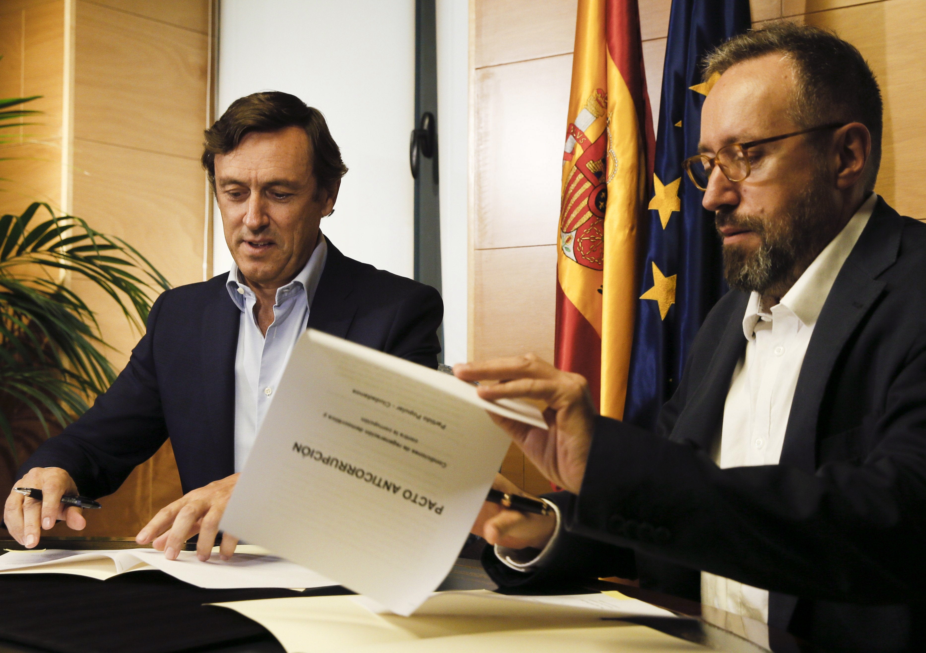 Hernando y Girauta firman el pacto de investidura, '150 compromisos para mejorar España' Hernando y Girauta firman el pacto de investidura, '150 compromisos para mejorar España'