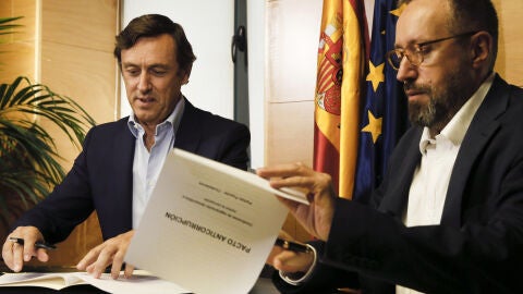 Rafael Hernando y Juan Carlos Girauta firmando el acuerdo en el Congreso.