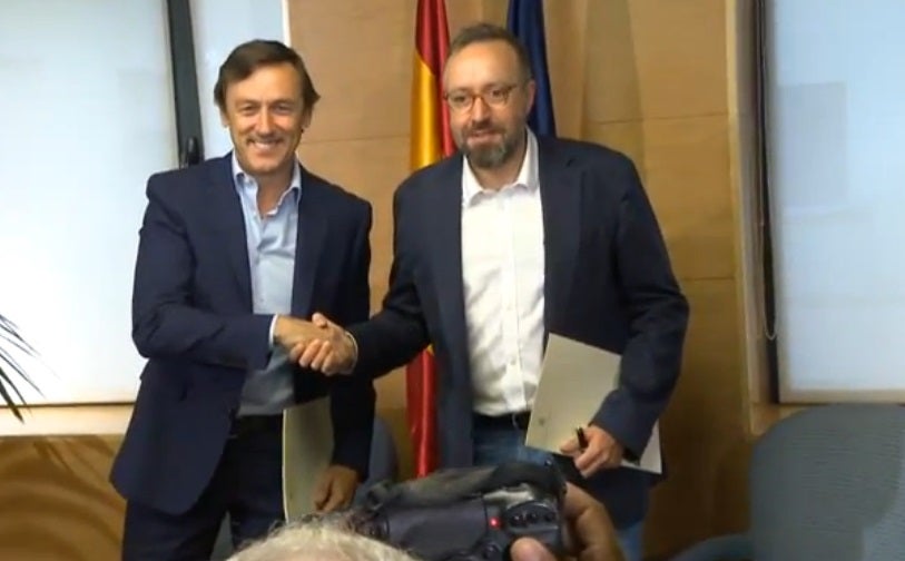 PP y C's firman el pacto anticorrupción para iniciar las negociaciones PP y C's firman el pacto anticorrupción para iniciar las negociaciones