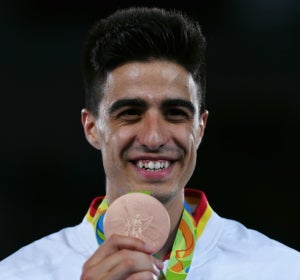 Joel González muestra su medalla de bronce Joel González muestra su medalla de bronce