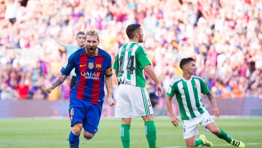 Leo Messi celebra su primer gol ante el Betis