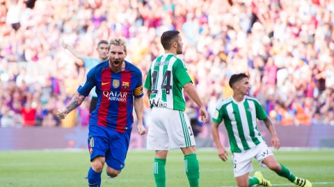 Leo Messi celebra su primer gol ante el Betis