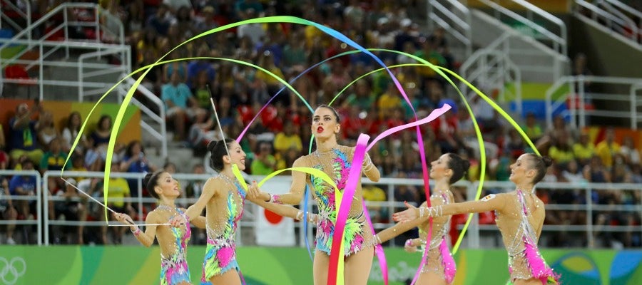 Las chicas de gimnasia rítmica, durante su ejercicio Las chicas de gimnasia rítmica, durante su ejercicio