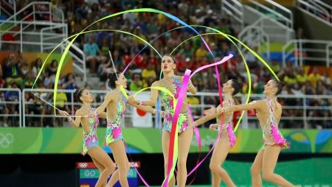 Las chicas de gimnasia r&iacute;tmica, durante su ejercicio