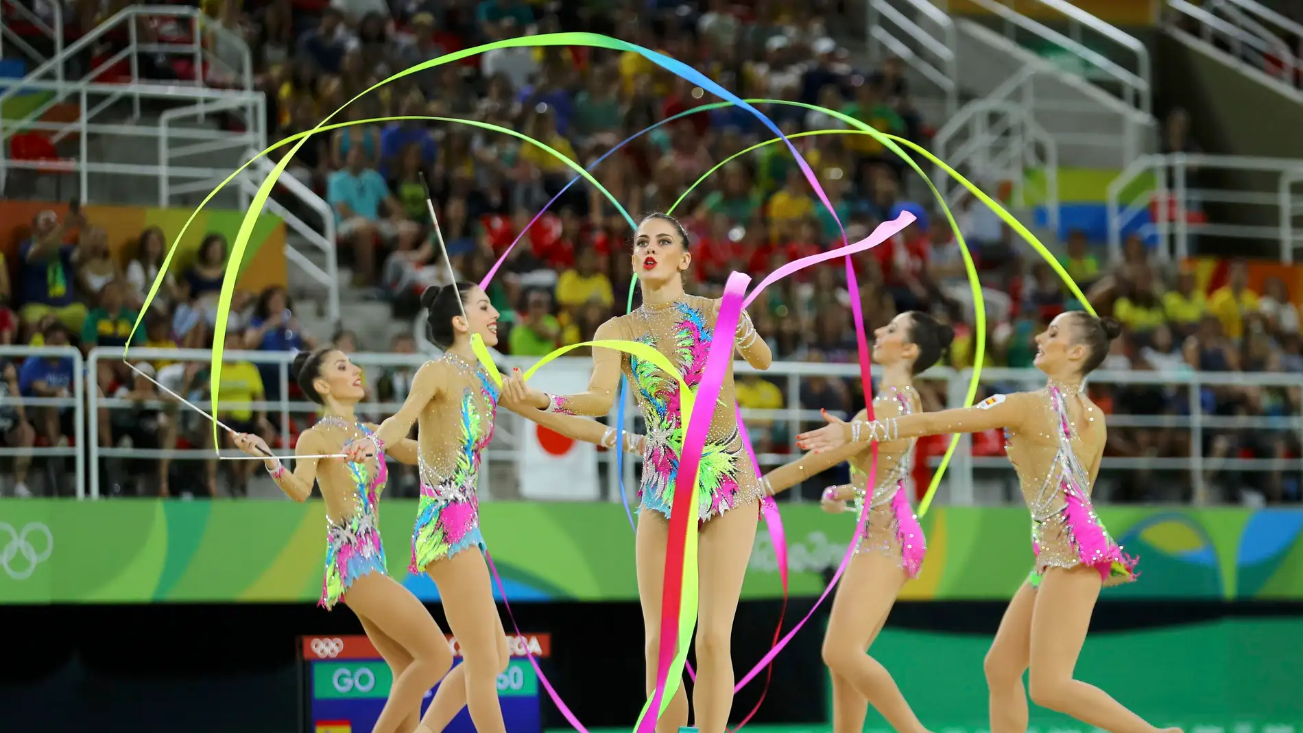 Las chicas de gimnasia rítmica, durante su ejercicio Las chicas de gimnasia rítmica, durante su ejercicio