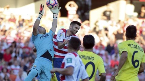 Jugadores de Villarreal y Granada luchan por el bal&oacute;n en un c&oacute;rner