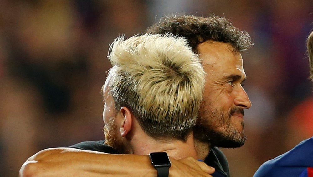 Luis Enrique se abraza con Leo Messi