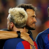 Luis Enrique se abraza con Leo Messi