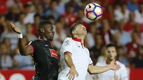 El delantero del Sevilla, Luciano Vietto, salta por el balón con el senegalés Pape Diop, del Espanyol El delantero del Sevilla, Luciano Vietto, salta por el balón con el senegalés Pape Diop, del Espanyol