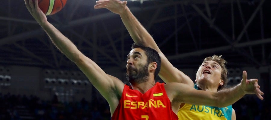 Juan Carlos Navarro intenta anotar ante la defensa australiana Juan Carlos Navarro intenta anotar ante la defensa australiana