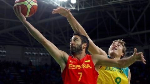 Juan Carlos Navarro intenta anotar ante la defensa australiana