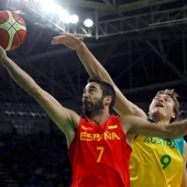 Juan Carlos Navarro intenta anotar ante la defensa australiana Juan Carlos Navarro intenta anotar ante la defensa australiana
