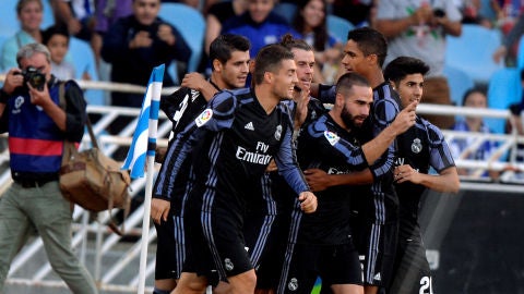 Los jugadores del Real Madrid celebran el gol de Gareth Bale